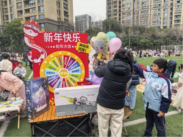 巫师队球员集体庆祝胜利，展现团队合作精神的简单介绍
