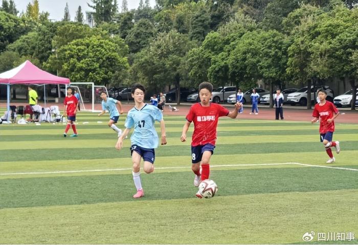 国内足球队在比赛中充分展现实力和风采