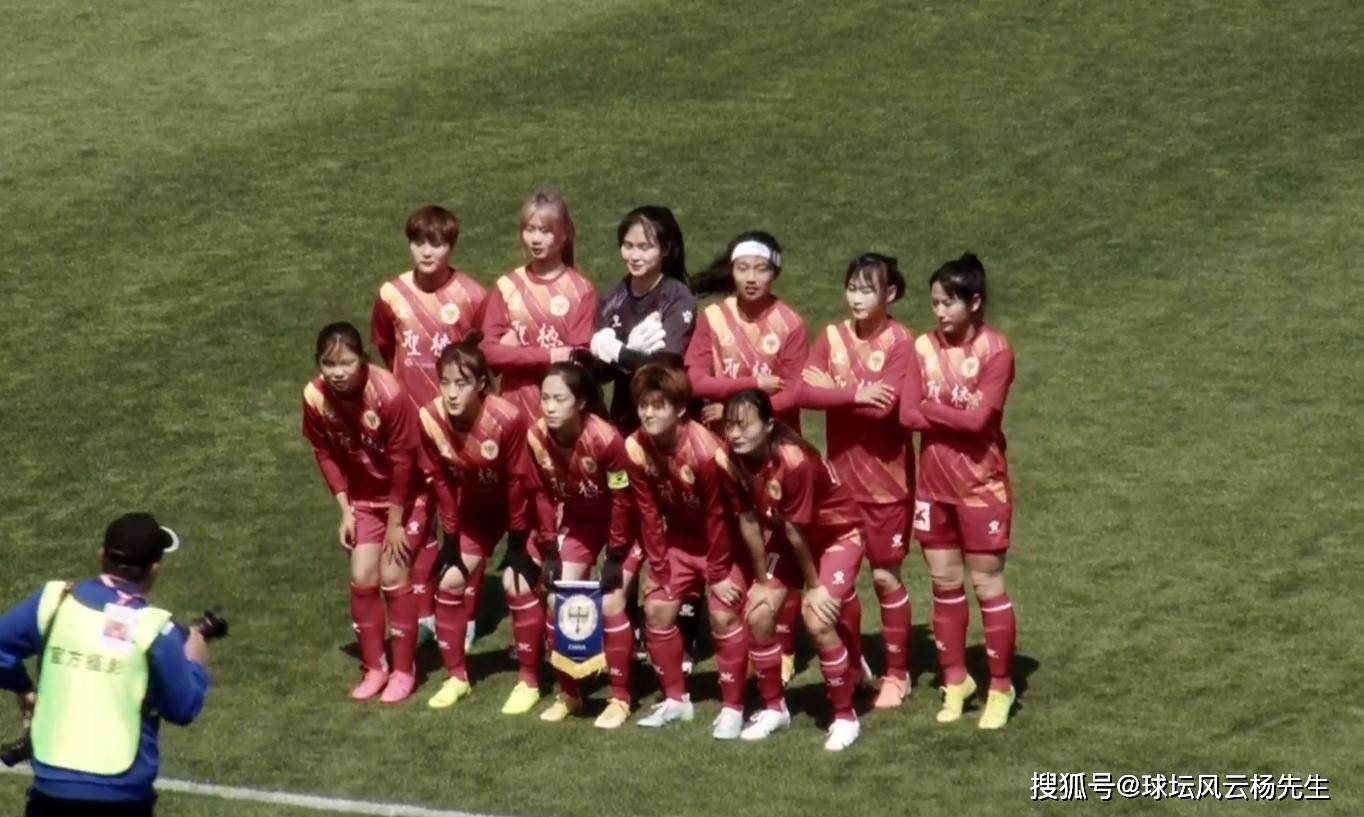 球坛女足运动员争夺冠军，实力表现越来越强
