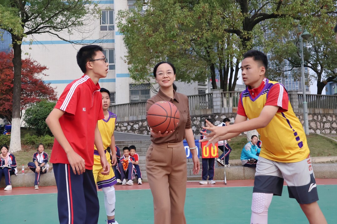 乐动体育平台-踢球技巧高超，欢呼声不绝于耳，现场气氛热烈